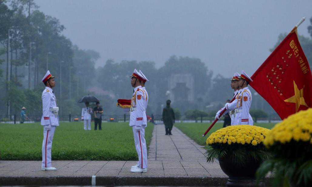 Toàn cảnh Lễ treo cờ rủ Quốc tang nguyên Chủ tịch nước Lê Đức Anh trong mưa - Ảnh 8.