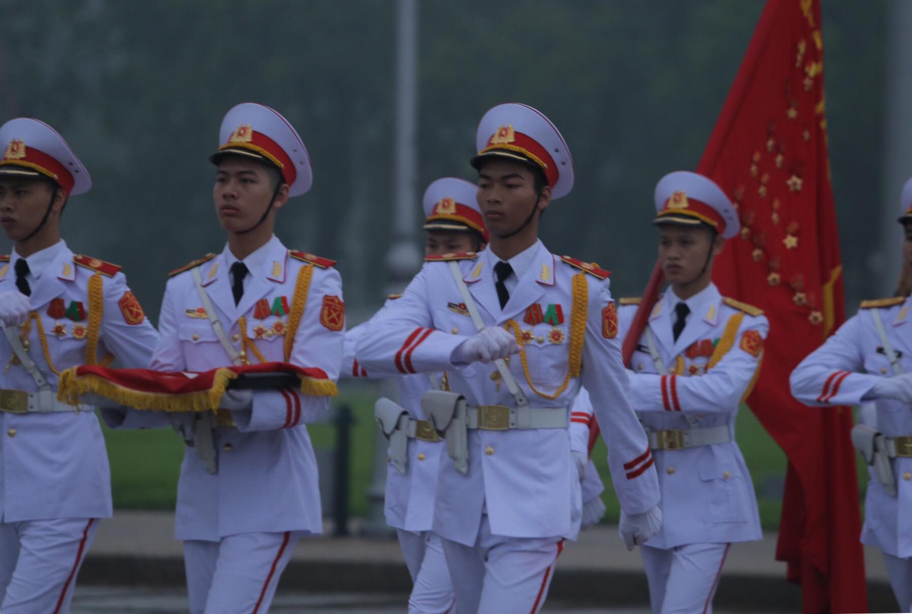 Toàn cảnh Lễ treo cờ rủ Quốc tang nguyên Chủ tịch nước Lê Đức Anh trong mưa - Ảnh 26.