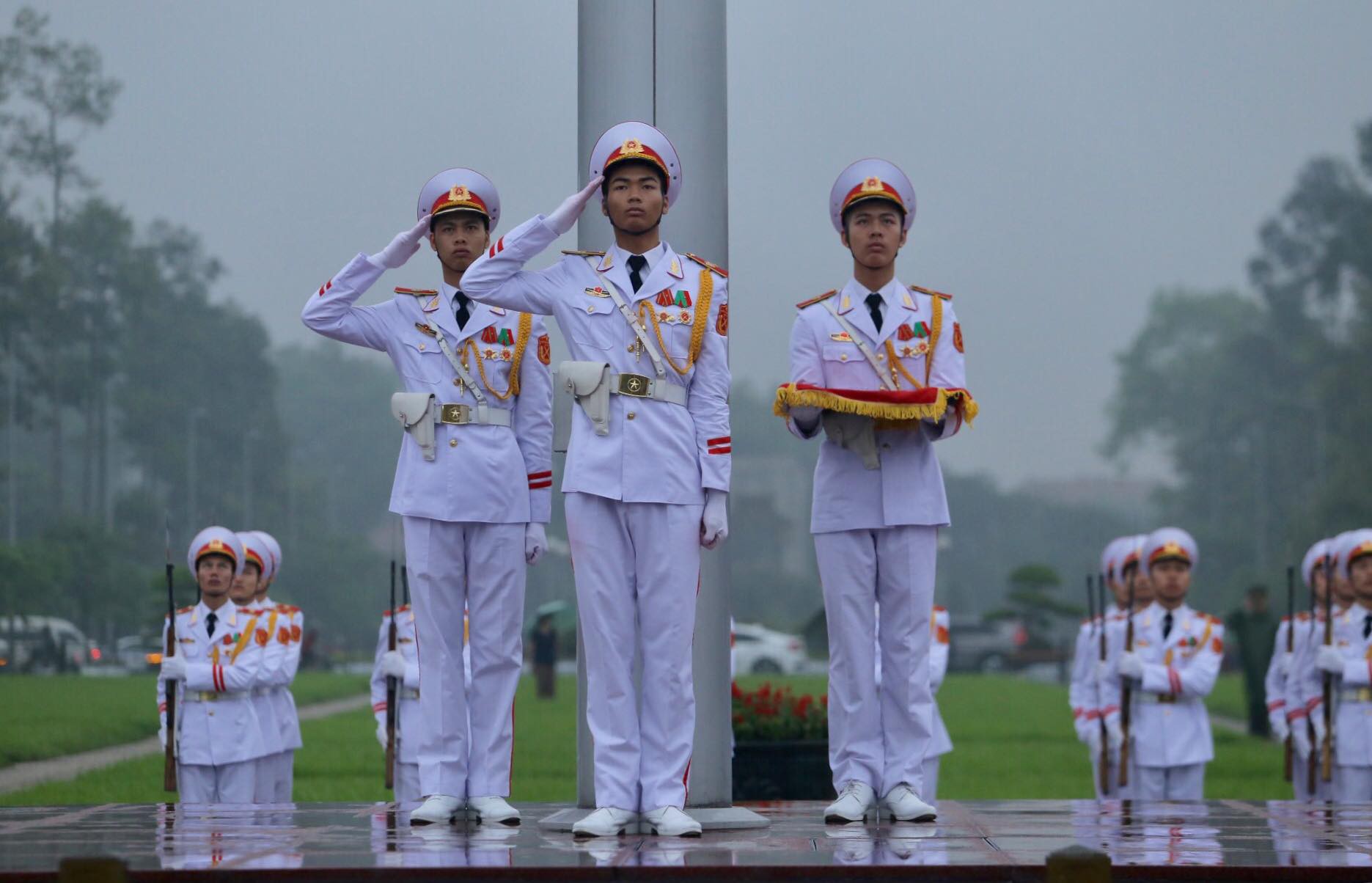 Toàn cảnh Lễ treo cờ rủ Quốc tang nguyên Chủ tịch nước Lê Đức Anh trong mưa - Ảnh 17.