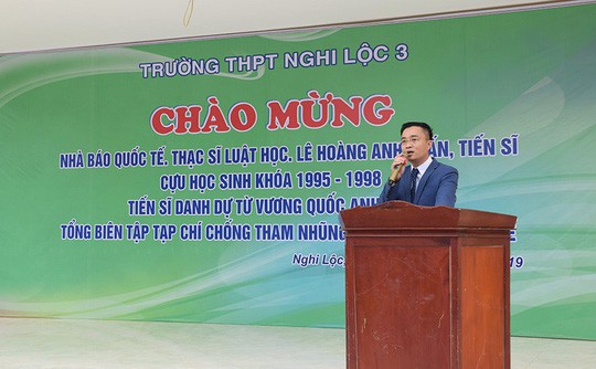 Hơn 1.200 học sinh nghỉ học đón nhà báo quốc tế, tiến sĩ Lê Hoàng Anh Tuấn - Ảnh 1.