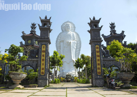 Chiêm ngưỡng ngôi chùa vùng biên giới có tượng Phật cao nhất miền Tây - Ảnh 2.