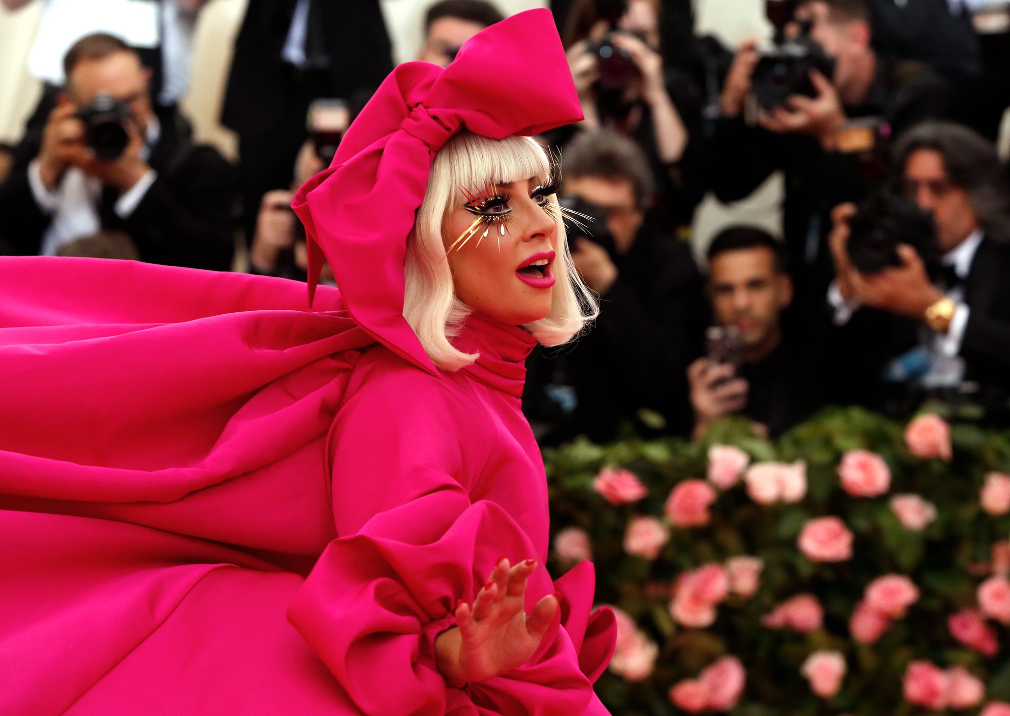 Lady Gaga khoe nội y, Katy Perry hóa đèn chùm - Ảnh 2.