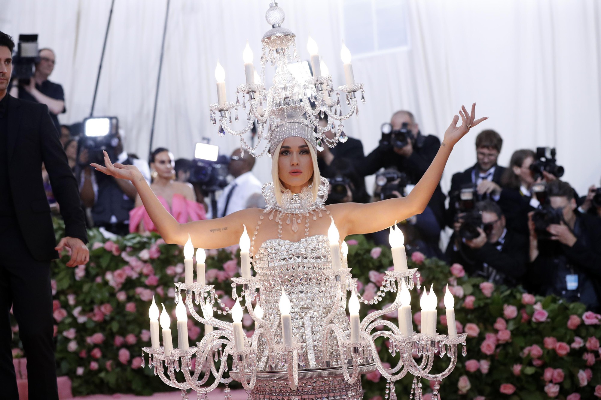 Lady Gaga khoe nội y, Katy Perry hóa đèn chùm - Ảnh 11.
