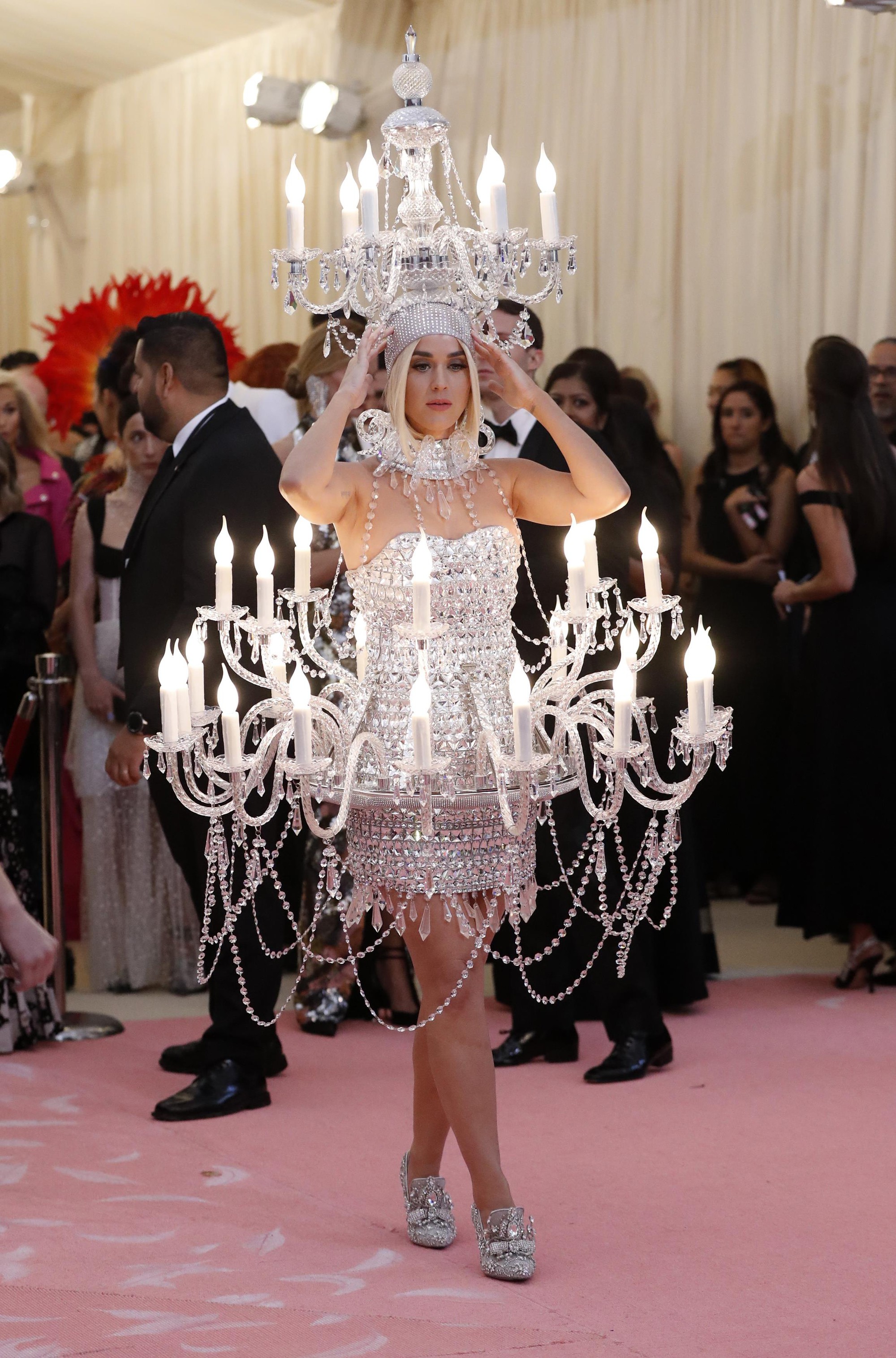 Lady Gaga khoe nội y, Katy Perry hóa đèn chùm - Ảnh 10.