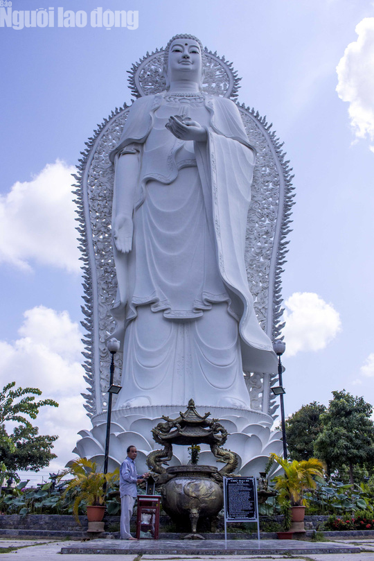 Chiêm ngưỡng ngôi chùa vùng biên giới có tượng Phật cao nhất miền Tây - Ảnh 5.