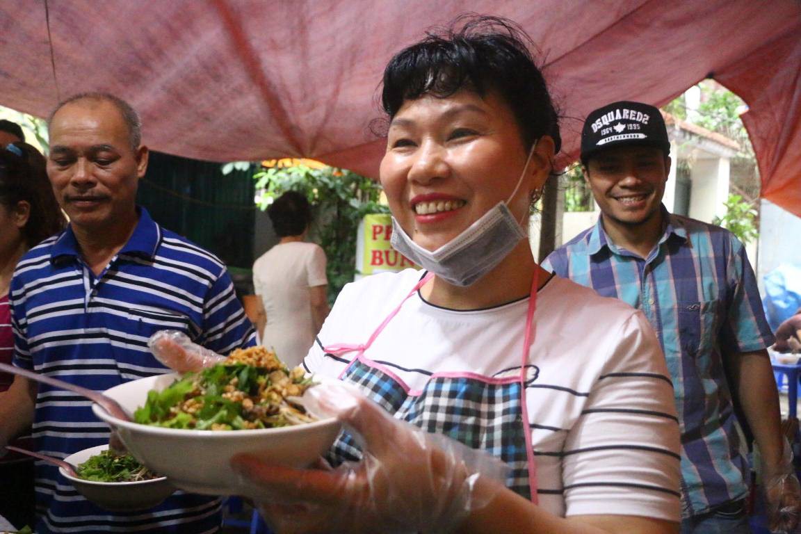 Công chúa kế vị Thụy Điển dùng bữa trưa tại quán cóc Hà Nội - Ảnh 7.