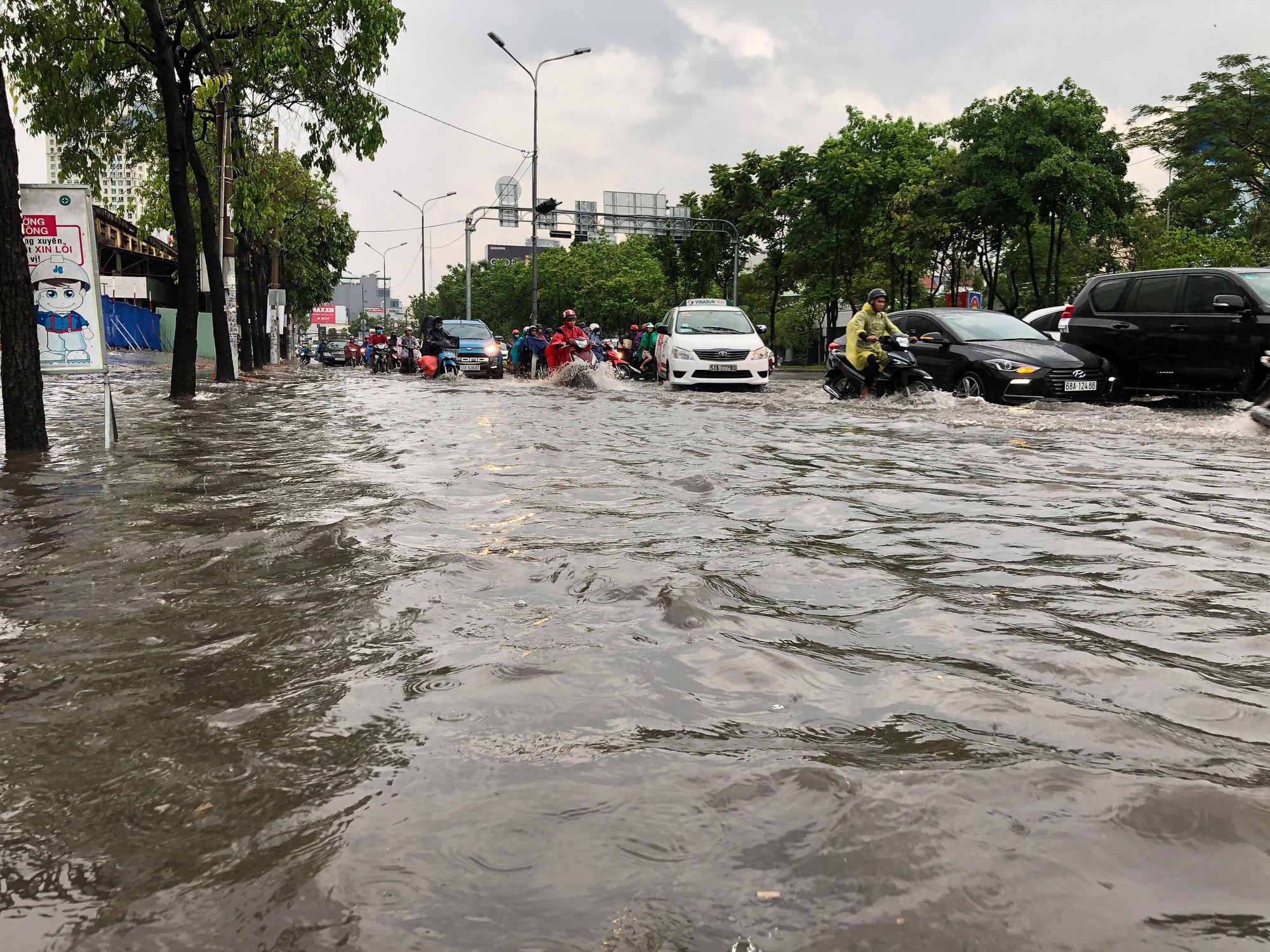 TP HCM ngập mênh mông, kẹt xe khắp nơi sau mưa lớn - Ảnh 1.