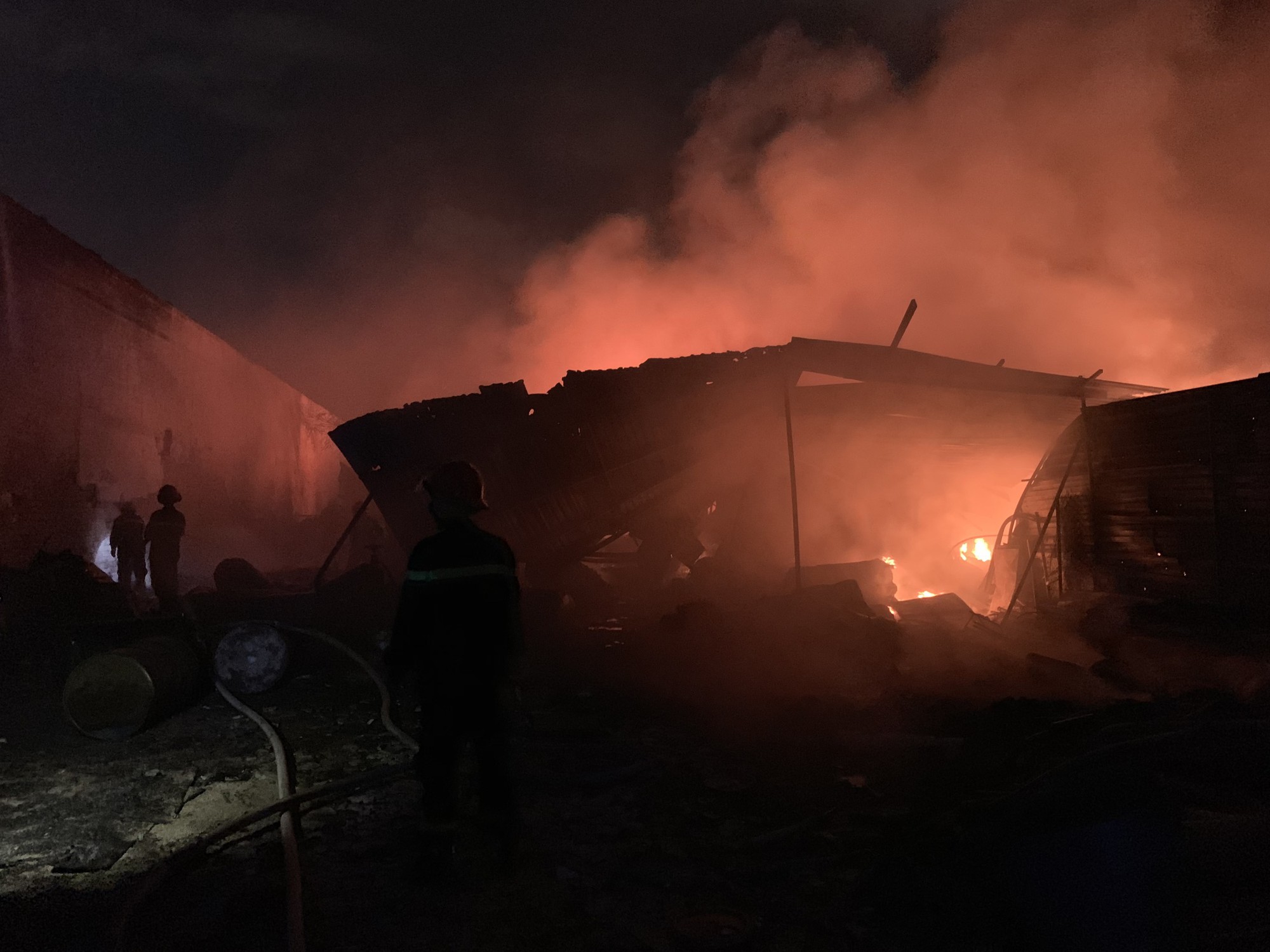 Cháy dữ dội kho phế liệu sát khu trọ công nhân ở Bình Dương - Ảnh 2.