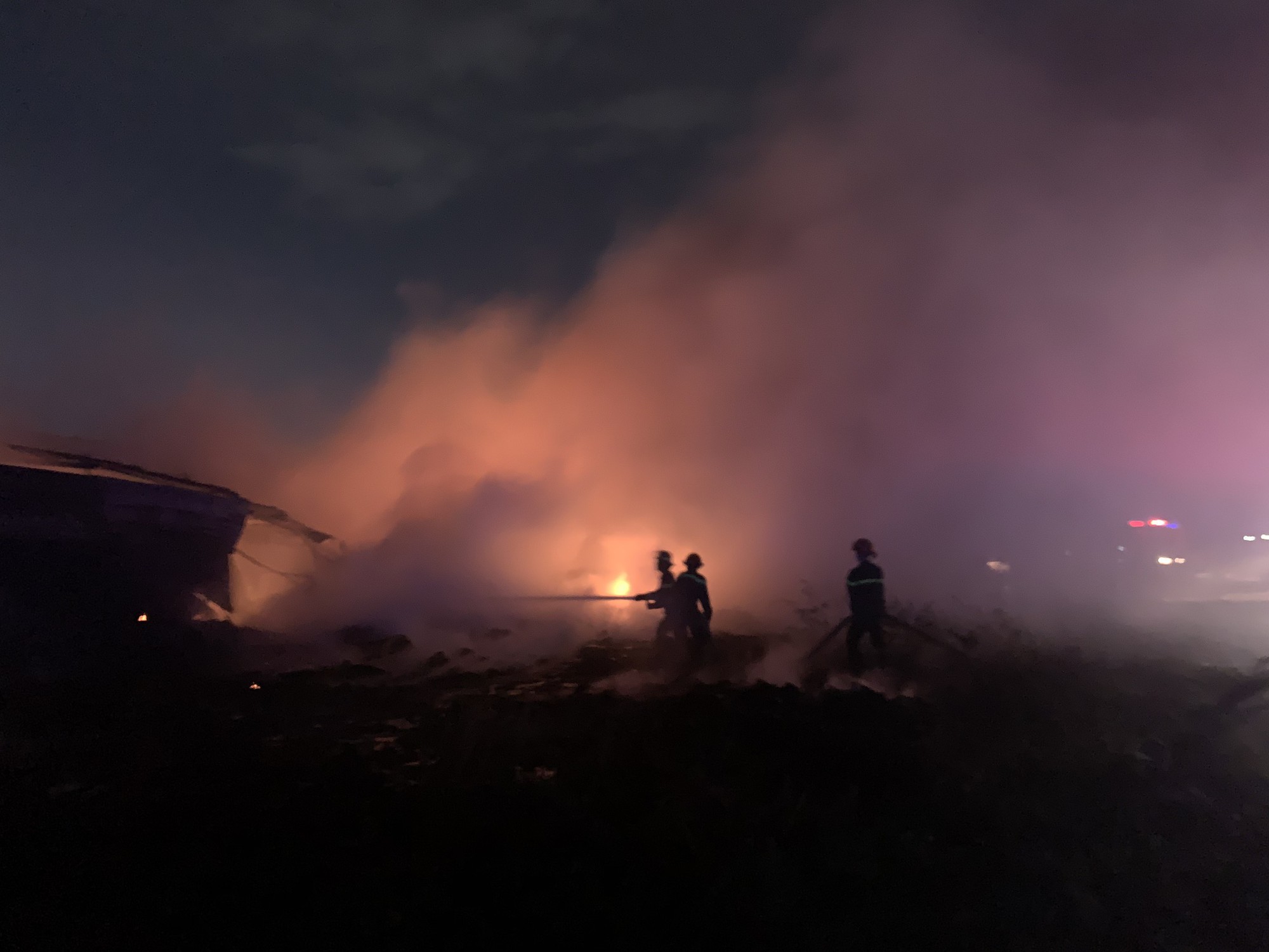 Cháy dữ dội kho phế liệu sát khu trọ công nhân ở Bình Dương - Ảnh 5.