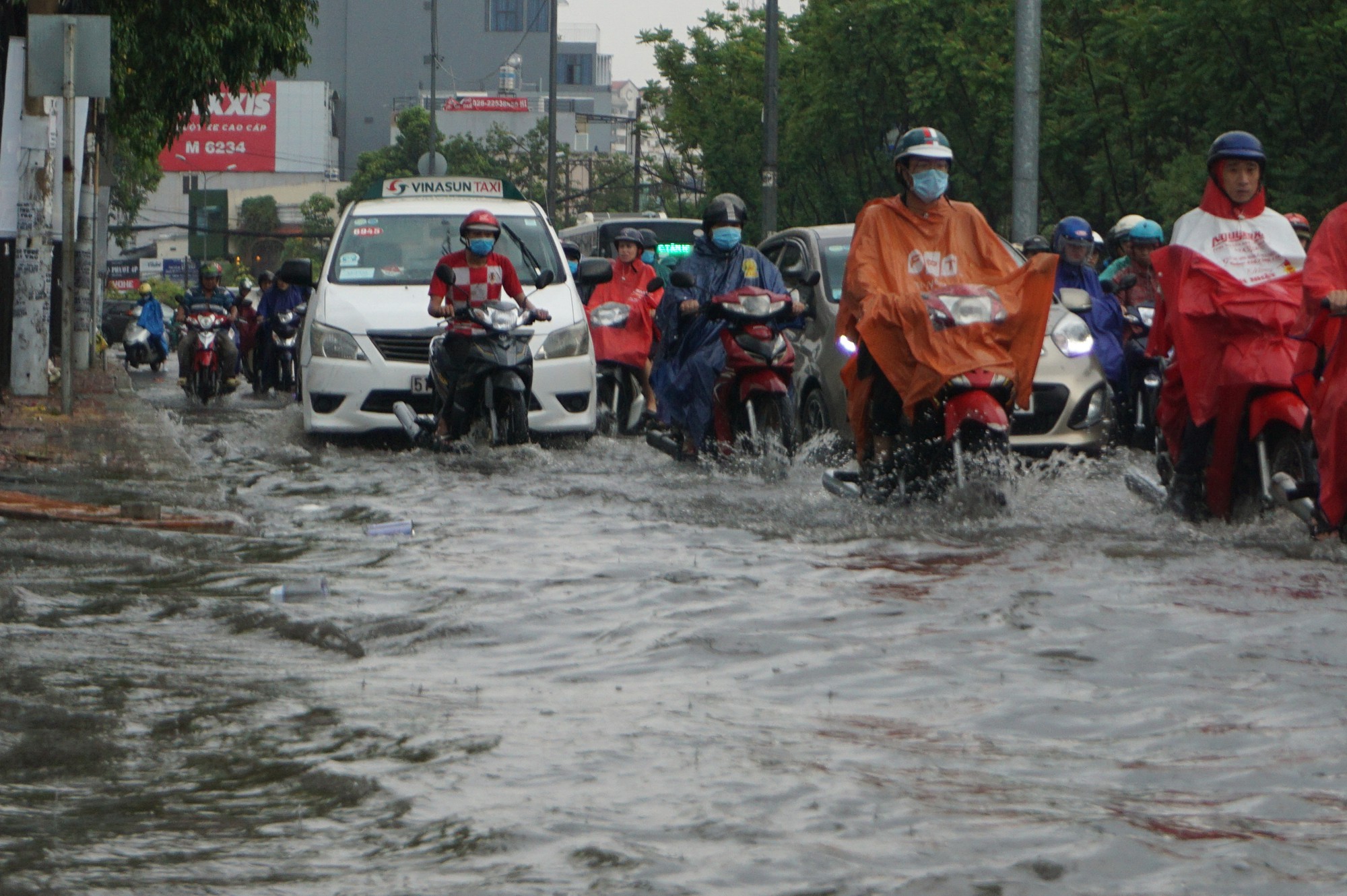 TP HCM ngập mênh mông, kẹt xe khắp nơi sau mưa lớn - Ảnh 3.