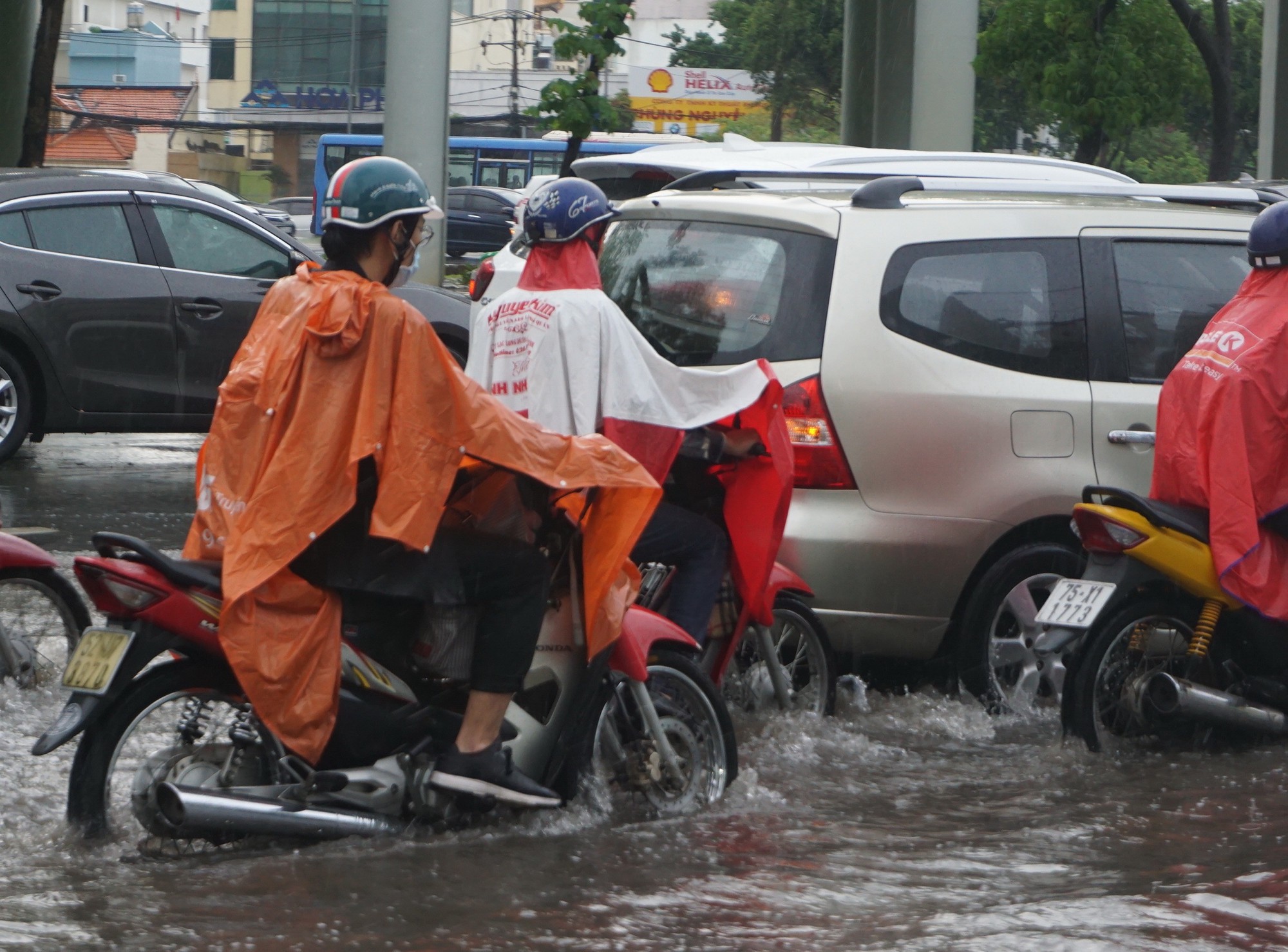 TP HCM ngập mênh mông, kẹt xe khắp nơi sau mưa lớn - Ảnh 7.