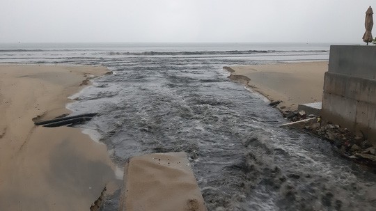 Sau cơn mưa vàng, nước thải tuôn như thác ra biển Đà Nẵng - Ảnh 2.