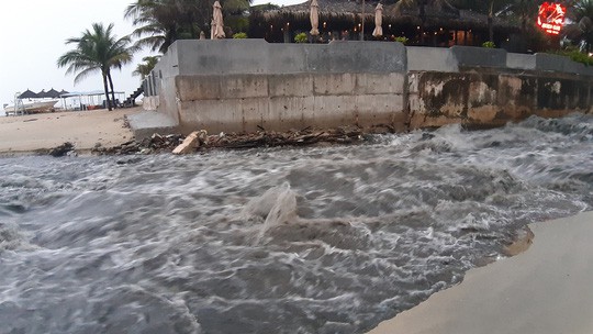 Sau cơn mưa vàng, nước thải tuôn như thác ra biển Đà Nẵng - Ảnh 3.