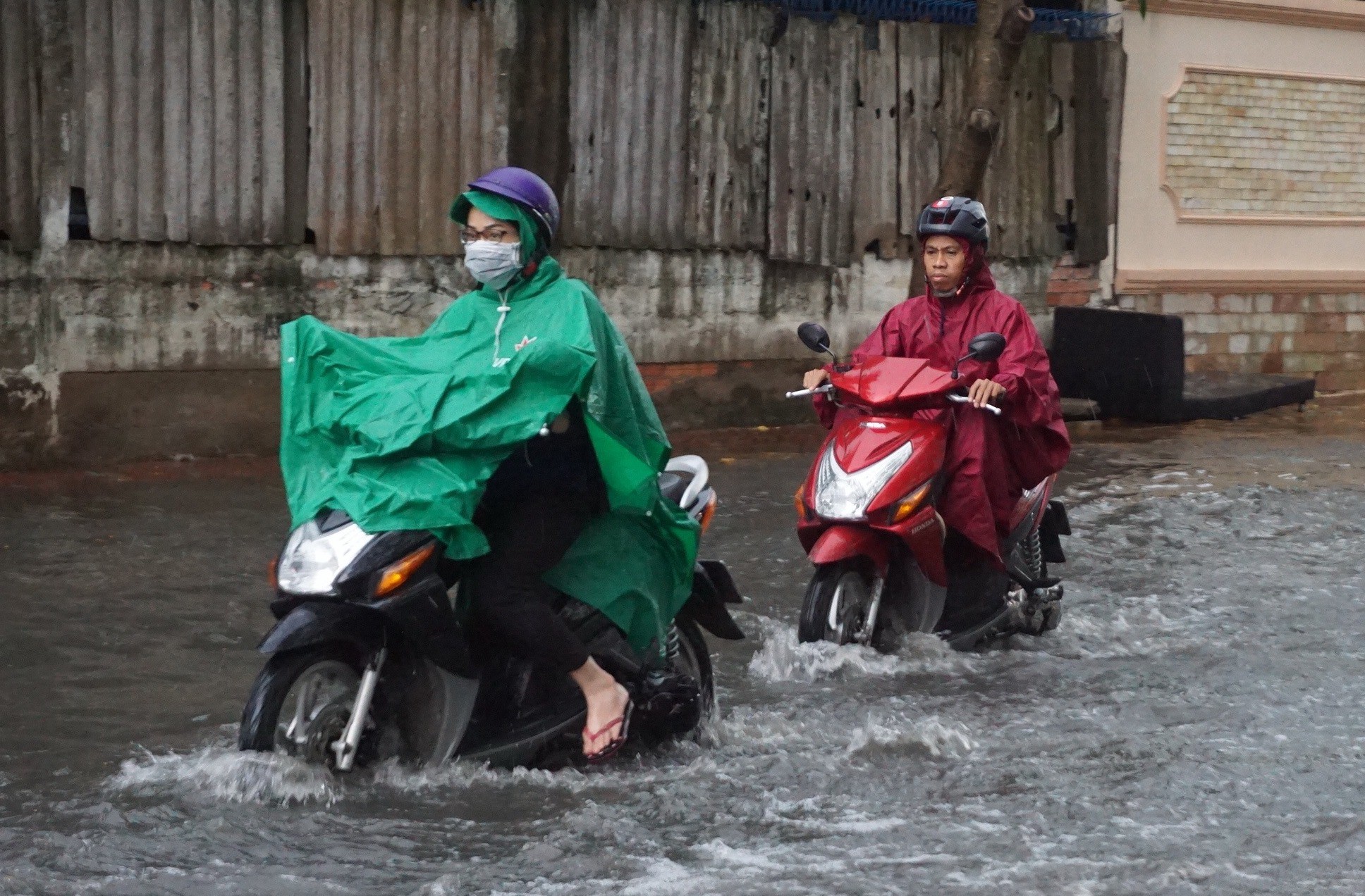 TP HCM sau trận mưa đầu mùa: Đường ngập, xe cộ kẹt cứng - Ảnh 3.