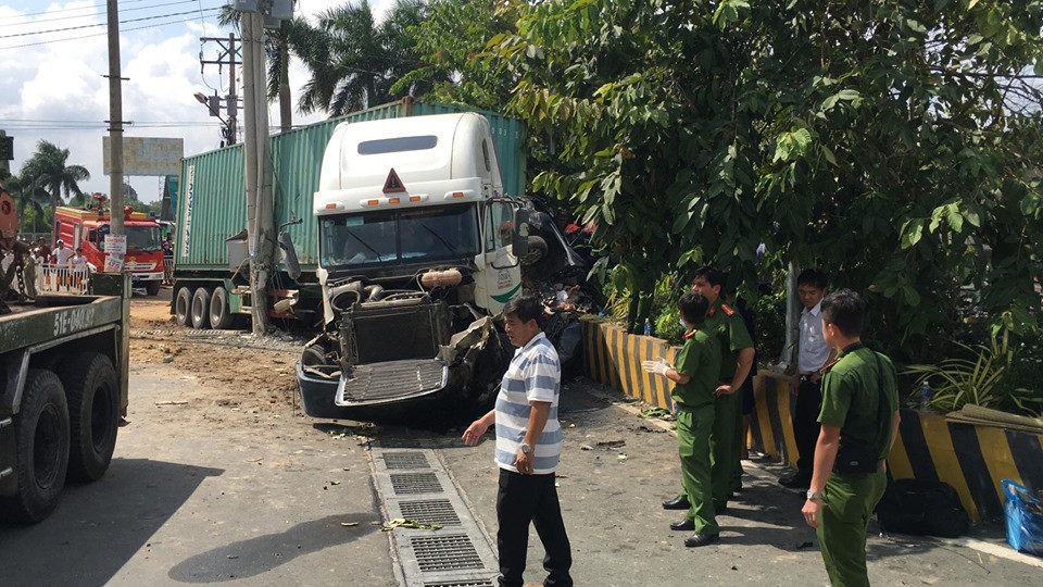 Tai nạn container kinh hoàng trên Quốc lộ 22, 5 người tử vong - Ảnh 2.