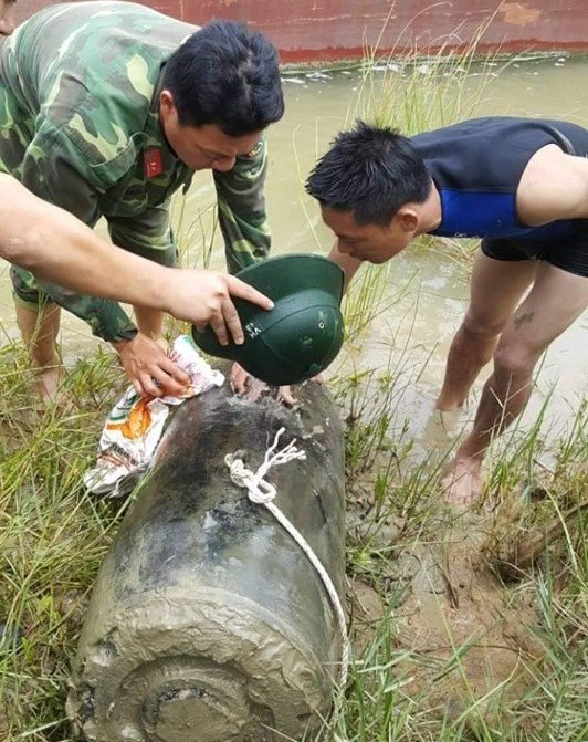 Đánh cá trên sông Lam, lưới ngư dân vướng bom “khủng” dài 1,2 m - Ảnh 1.