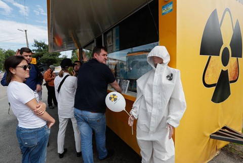 Du khách đổ xô đến thành phố bị nhiễm phóng xạ ở Ukraine - Ảnh 4.