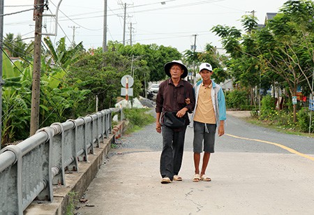 Thương quá ngày hè của trẻ nghèo miệt Hậu Giang - Ảnh 1.