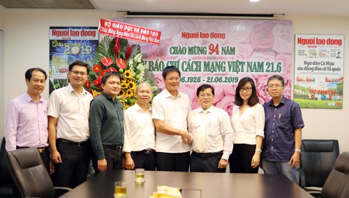 Lãnh đạo Bộ Giáo dục và Đào tạo thăm Báo Người Lao Động - Ảnh 1. Lãnh đạo Bộ Giáo dục và Đào tạo thăm Báo Người Lao Động - Ảnh 1.