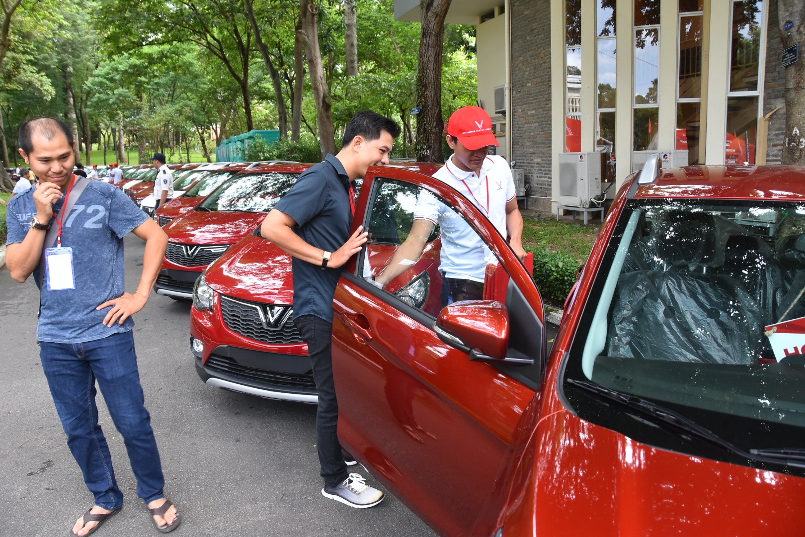 Hàng trăm ô tô thương hiệu Việt VinFast Fadil đến tay khách hàng - Ảnh 2.