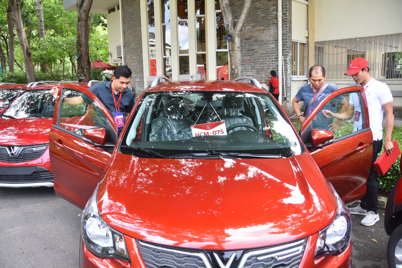 Hàng trăm ô tô thương hiệu Việt VinFast Fadil đến tay khách hàng - Ảnh 3.