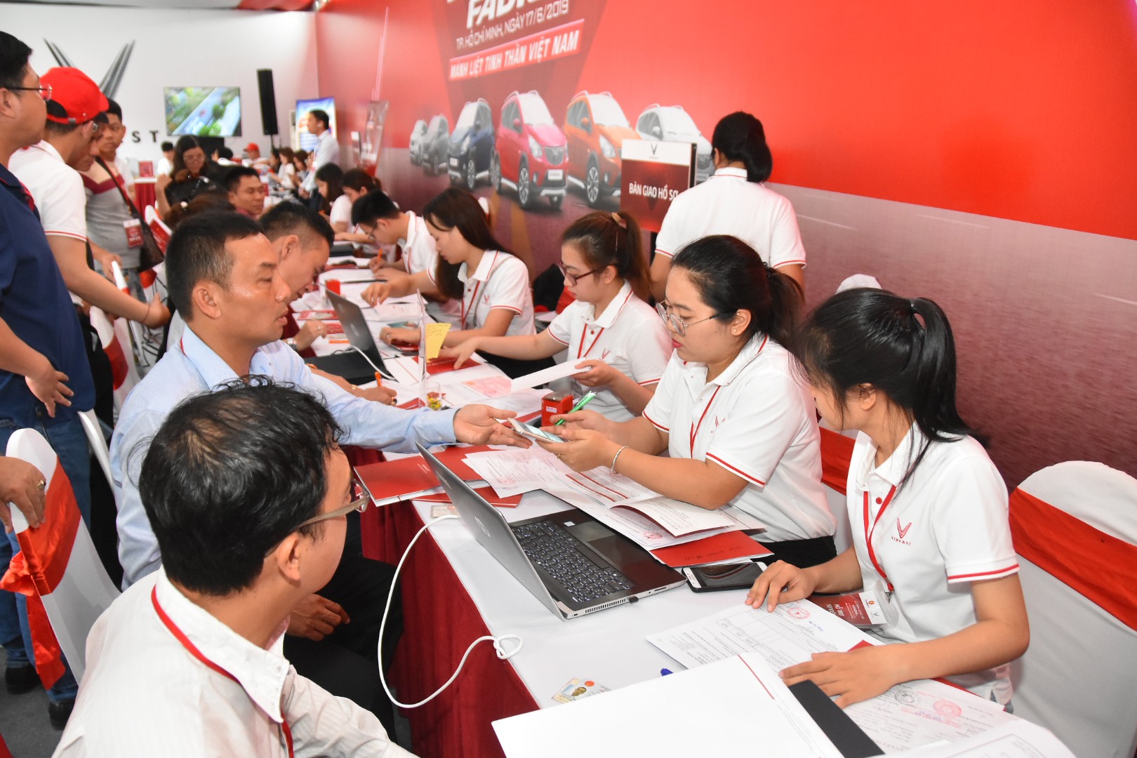 Hàng trăm ô tô thương hiệu Việt VinFast Fadil đến tay khách hàng - Ảnh 6.