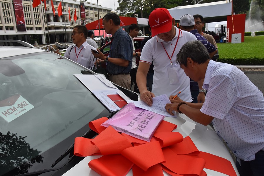 Hàng trăm ô tô thương hiệu Việt VinFast Fadil đến tay khách hàng - Ảnh 8.