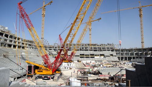 PLATINI, BLATTER VÀ NGHI VẤN PHIẾU BẦU WORLD CUP 2022 (*): Qatar: Mặt trái của thiên đường bóng đá - Ảnh 1.