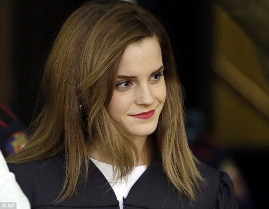 Phù thủy Emma Watson tặng sách cho sinh viên - Ảnh 1.