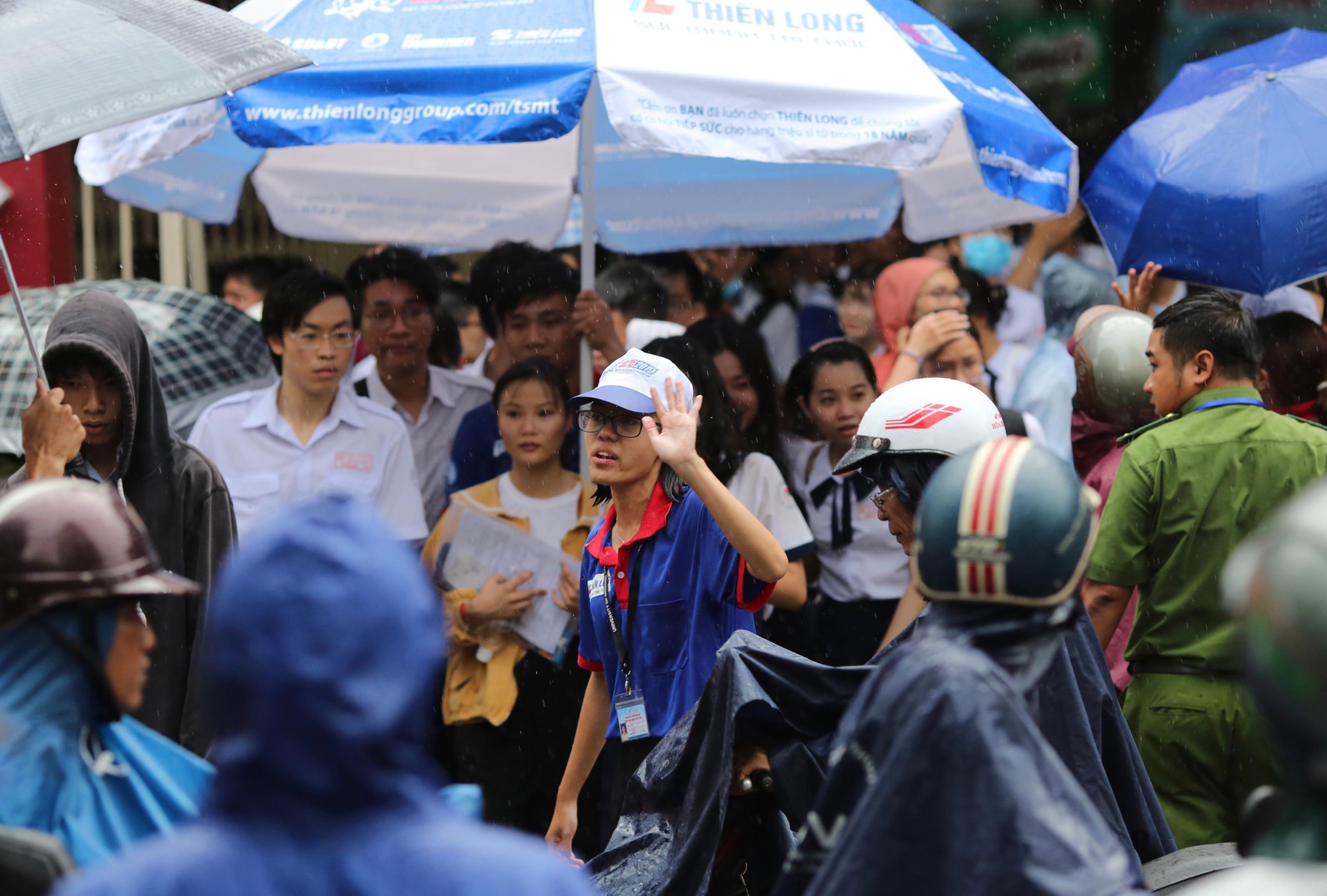 Thi THPT quốc gia 2019: Thí sinh thở phào về đề thi toán - Ảnh 11.