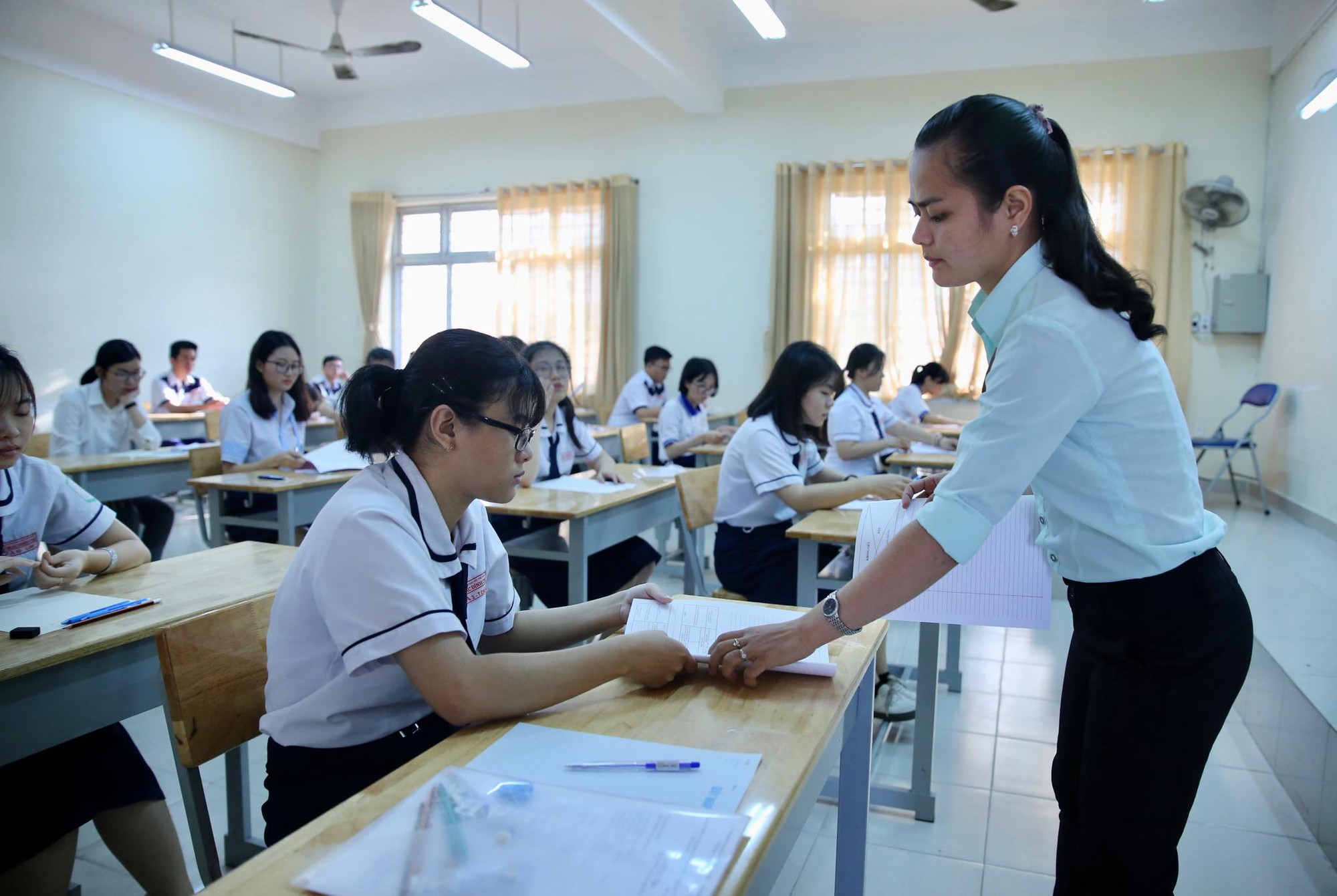 Thi THPT quốc gia 2019: Thí sinh vào thi môn đầu tiên, hi vọng trúng tủ - Ảnh 14.