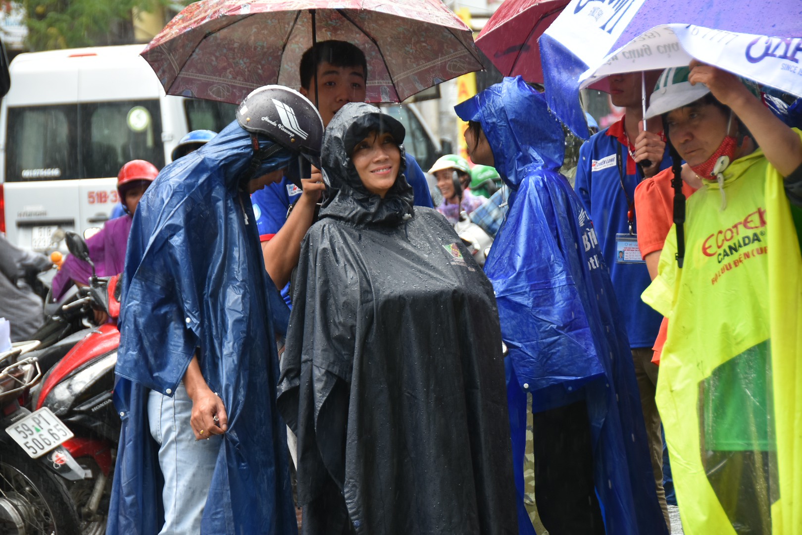 Cha mẹ dầm mưa, dãi nắng ngóng con thi THPT quốc gia - Ảnh 4.