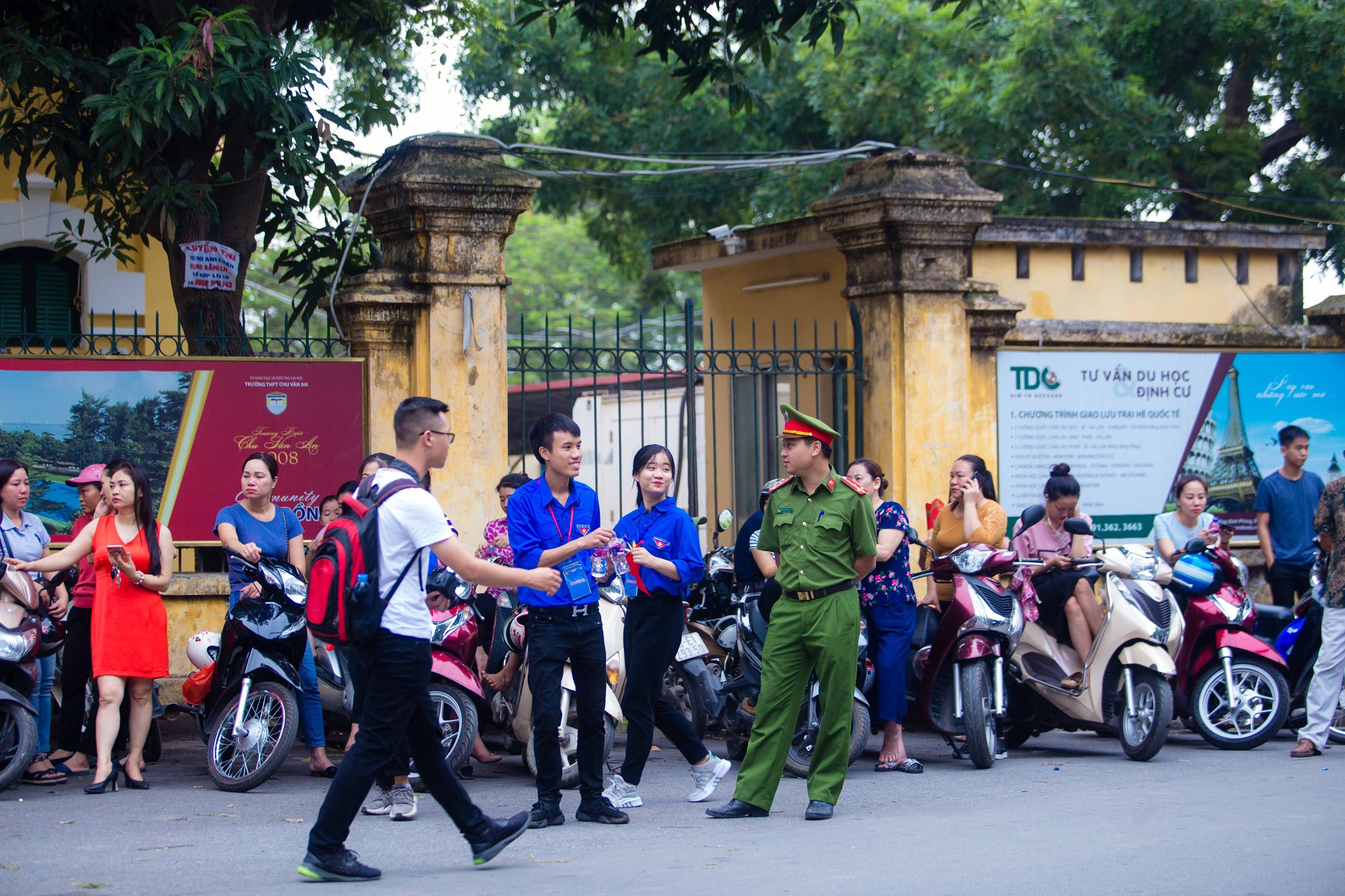 Thi THPT quốc gia 2019: Thí sinh vào thi môn đầu tiên, hi vọng trúng tủ - Ảnh 9.