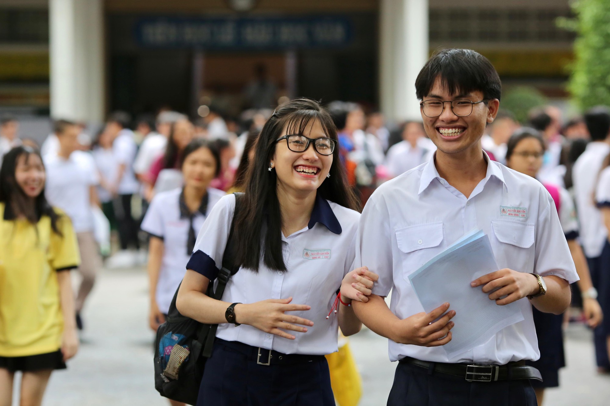 Thi THPT quốc gia 2019: Đề thi văn ra Ai đã đặt tên cho dòng sông? - Ảnh 3.