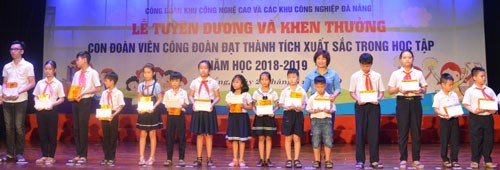 ĐÀ NẴNG: Trao học bổng cho con công nhân vượt khó - Ảnh 1.