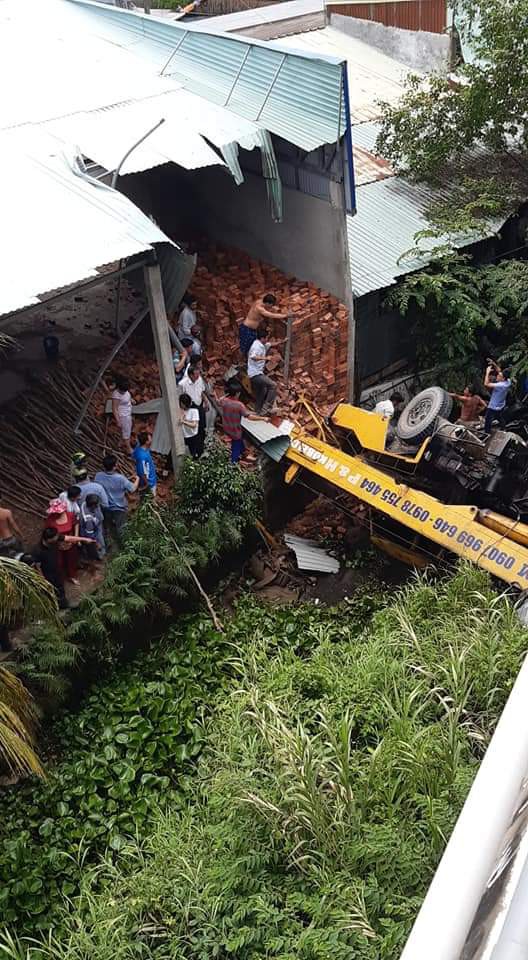 Tai nạn thảm khốc ở dốc cầu Hàm Luông, ít nhất 3 người chết và nhiều người đang nguy kịch - Ảnh 1.