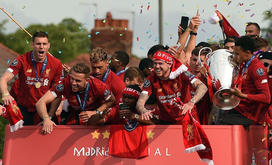 Triệu fan Liverpool nhuộm đỏ thành phố, háo hức đón cúp châu Âu - Ảnh 26.