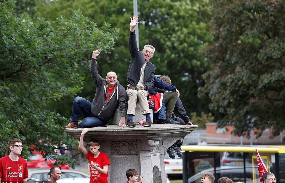 Triệu fan Liverpool nhuộm đỏ thành phố, háo hức đón cúp châu Âu - Ảnh 14.