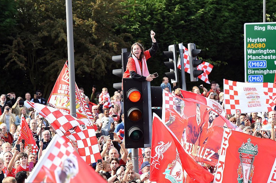 Triệu fan Liverpool nhuộm đỏ thành phố, háo hức đón cúp châu Âu - Ảnh 16.