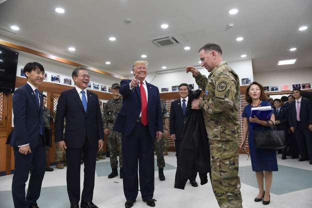 Toàn cảnh chuyến thăm của ông Trump tới DMZ - Ảnh 10.