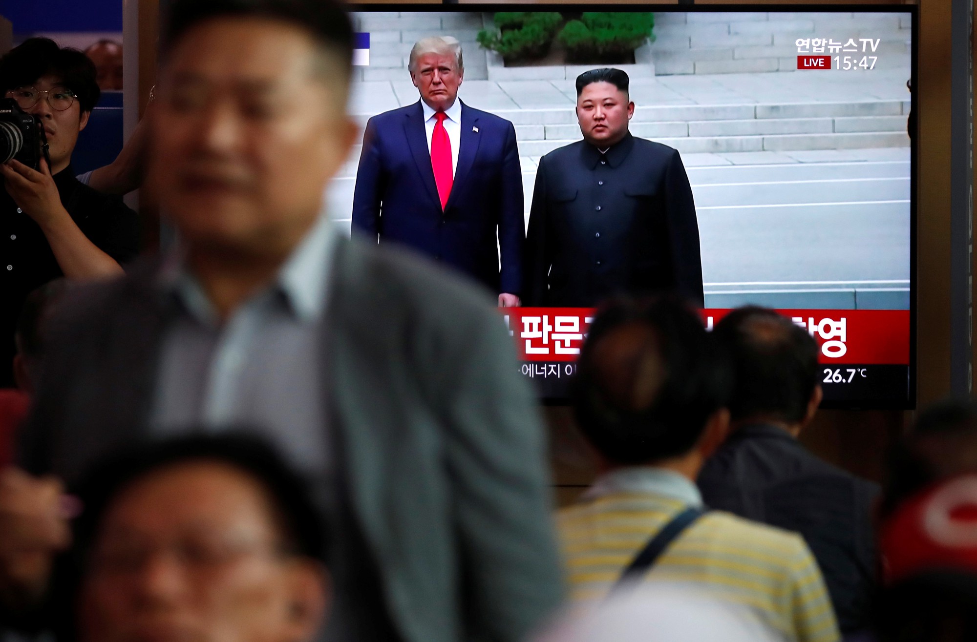 Hình ảnh lịch sử khi Tổng thống Trump gặp ông Kim Jong-un tại Bàn Môn Điếm - Ảnh 10.