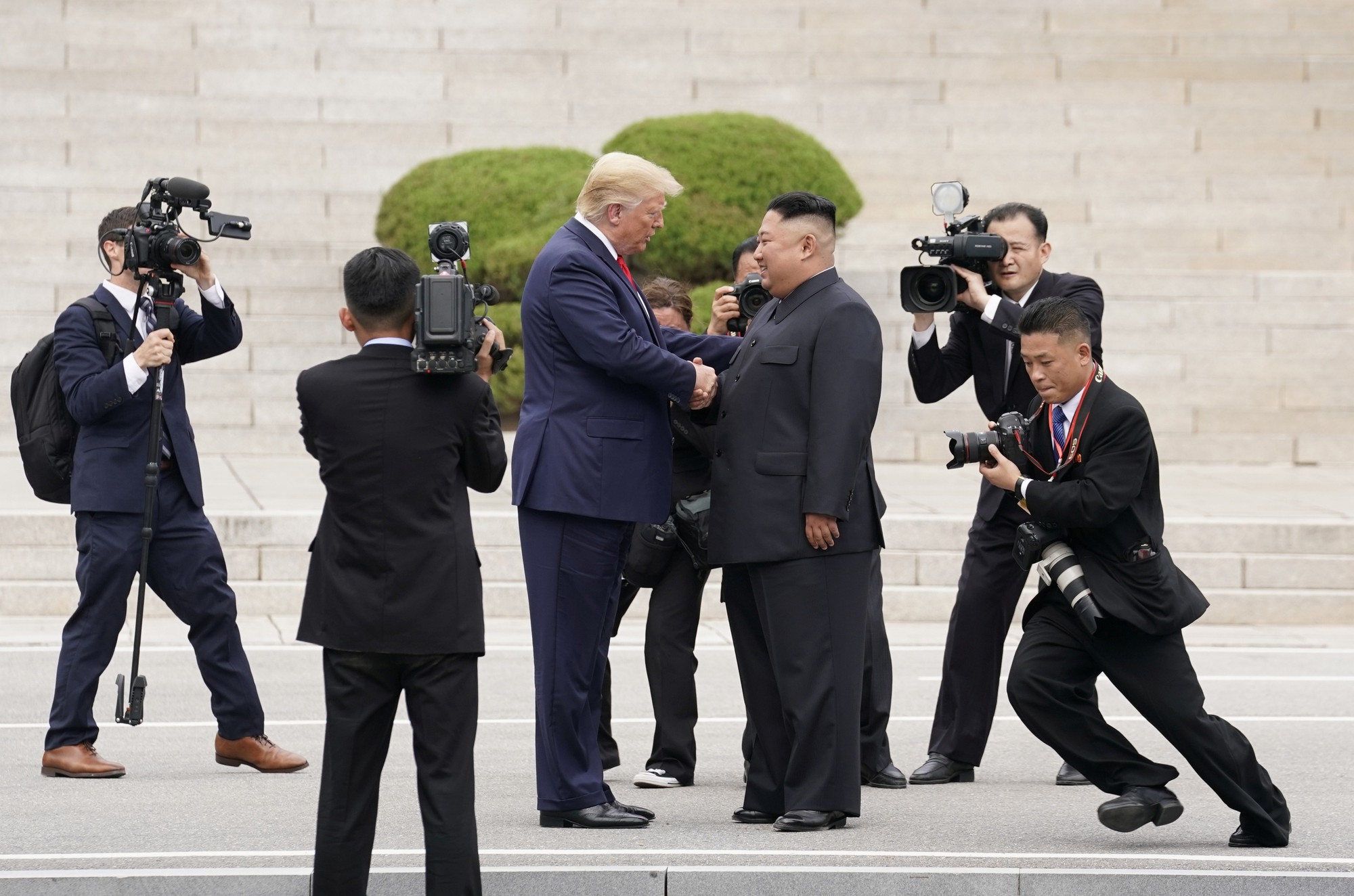 Hình ảnh lịch sử khi Tổng thống Trump gặp ông Kim Jong-un tại Bàn Môn Điếm - Ảnh 4.