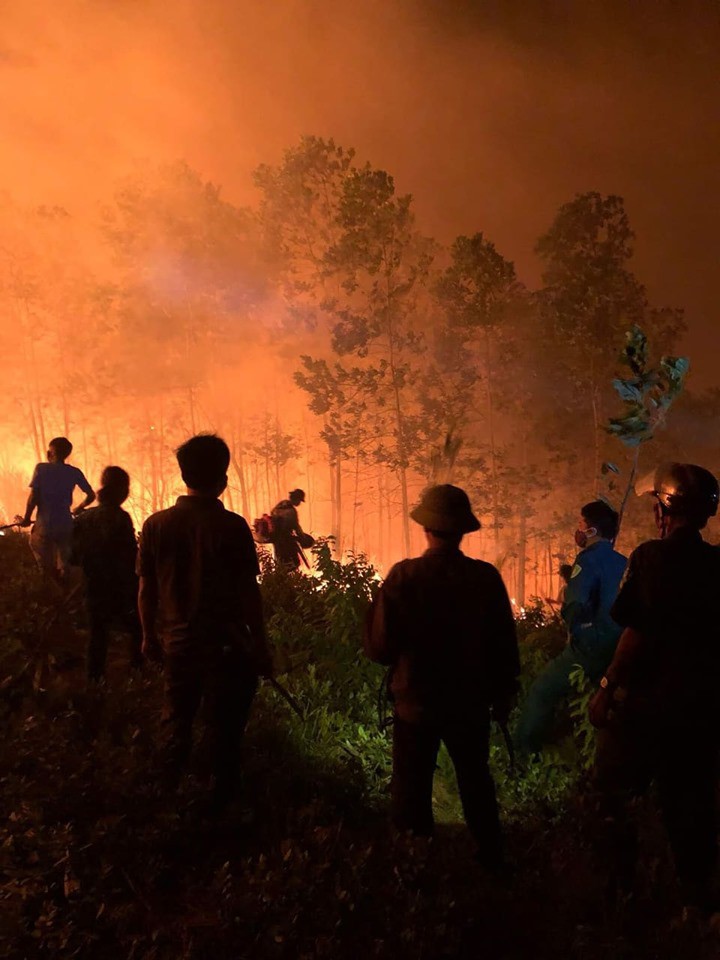 Cháy rừng kinh hoàng ở Hà Tĩnh: Lập chốt chặn trên QL 1A cũ, sơ tán dân - Ảnh 4.