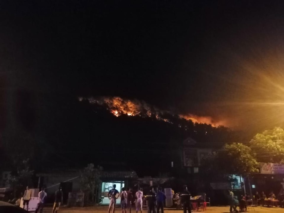 Cháy rừng kinh hoàng ở Hà Tĩnh: Lập chốt chặn trên QL 1A cũ, sơ tán dân - Ảnh 6.