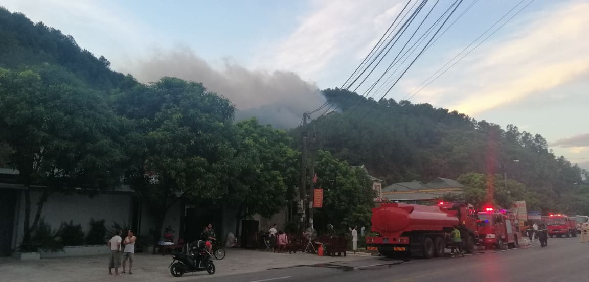 Cháy rừng kinh hoàng ở Hà Tĩnh: Lập chốt chặn trên QL 1A cũ, sơ tán dân - Ảnh 12.