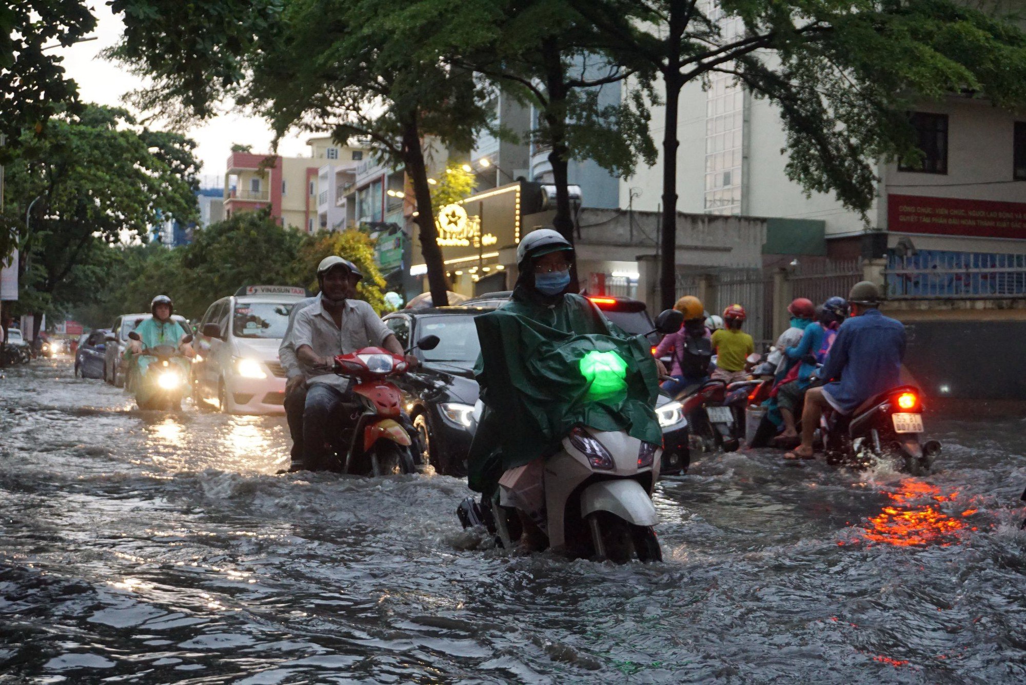 TP HCM: Đường lại thành sông sau trận mưa lớn - Ảnh 3.