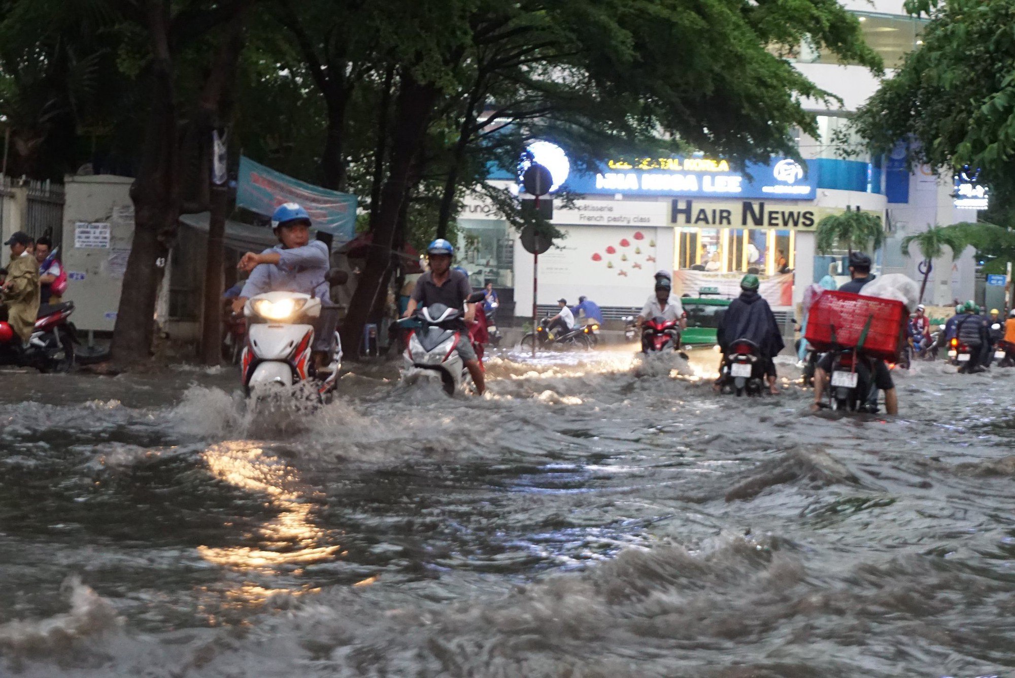 TP HCM: Đường lại thành sông sau trận mưa lớn - Ảnh 1.