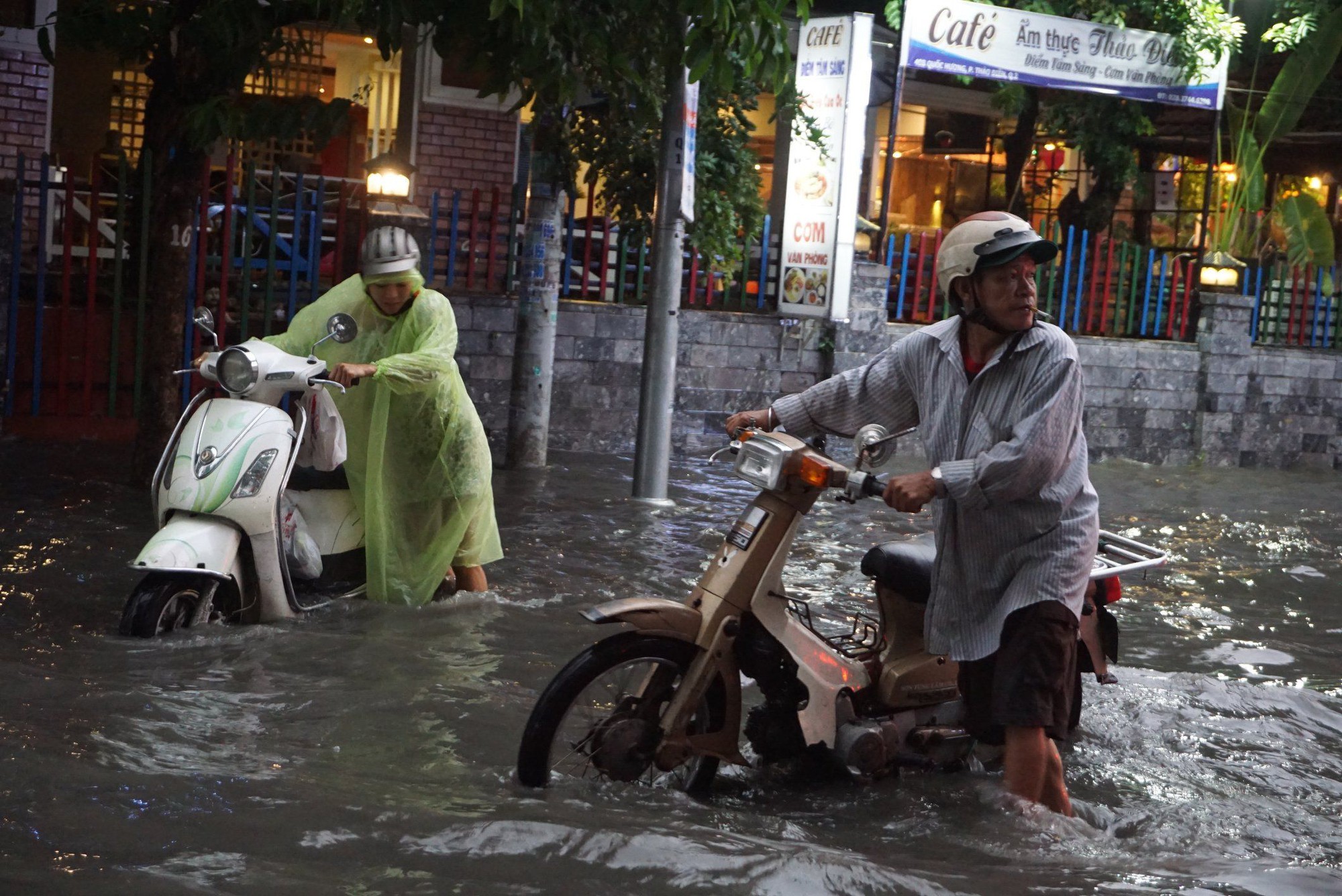 TP HCM: Đường lại thành sông sau trận mưa lớn - Ảnh 2.