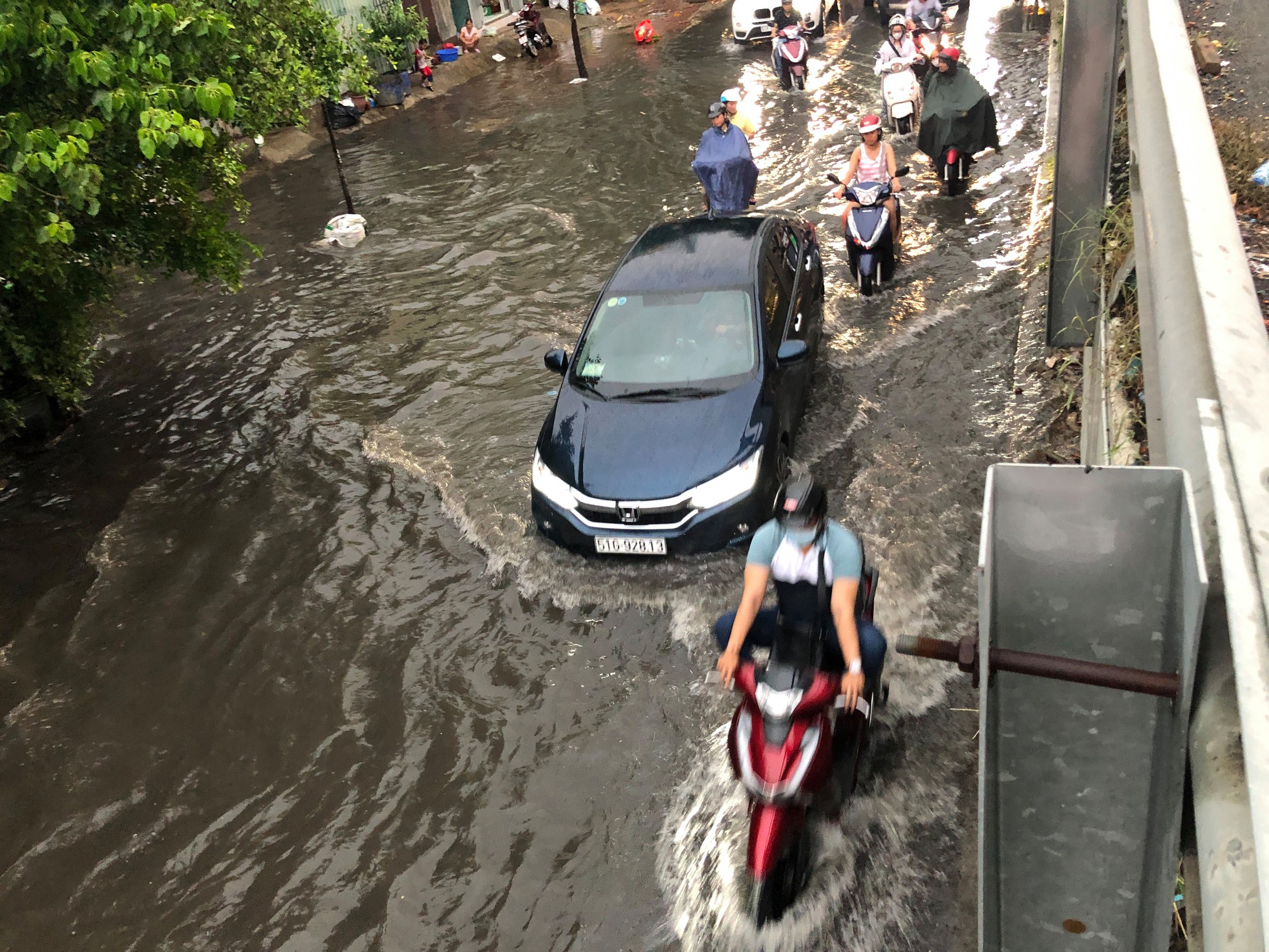 TP HCM: Đường lại thành sông sau trận mưa lớn - Ảnh 4.