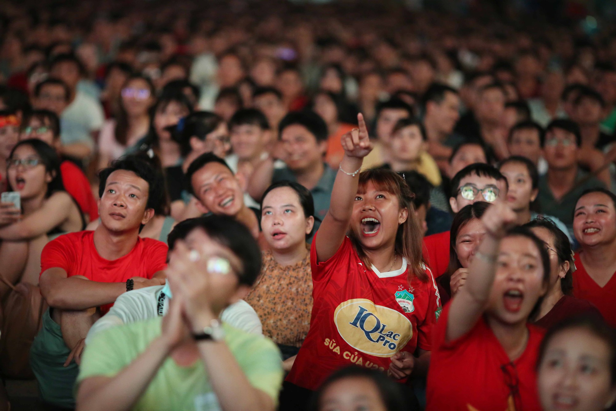 Hàng ngàn CĐV “nổ tung” cảm xúc khi Việt Nam ghi bàn hạ Thái Lan - Ảnh 7.